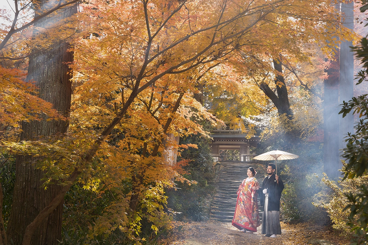 鎌倉・浄智寺の紅葉と光に包まれて撮影した和装前撮り写真