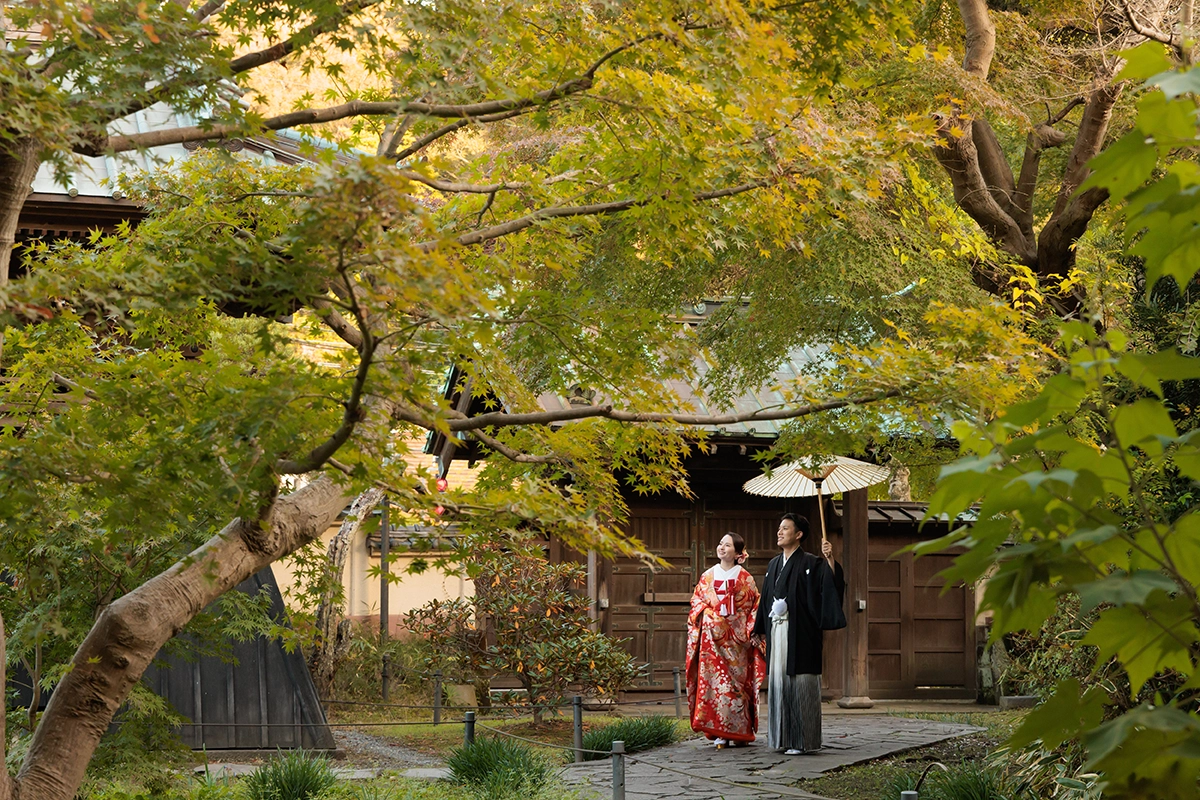 鎌倉・英勝寺の庭園で和傘を使って撮影した色打掛の和装前撮り写真