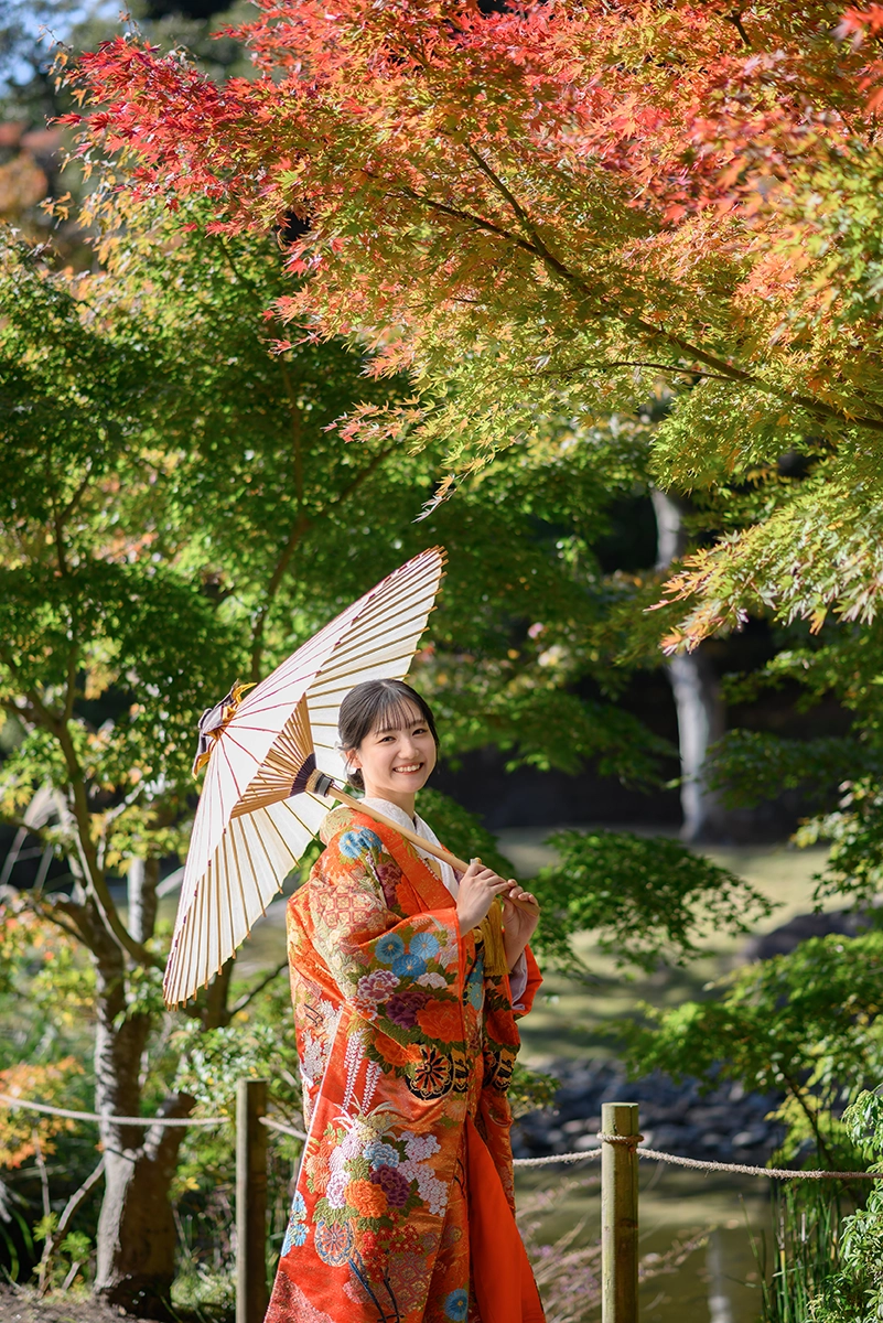 鎌倉・円覚寺の庭園で和傘を手に撮影した色打掛の和装前撮り写真