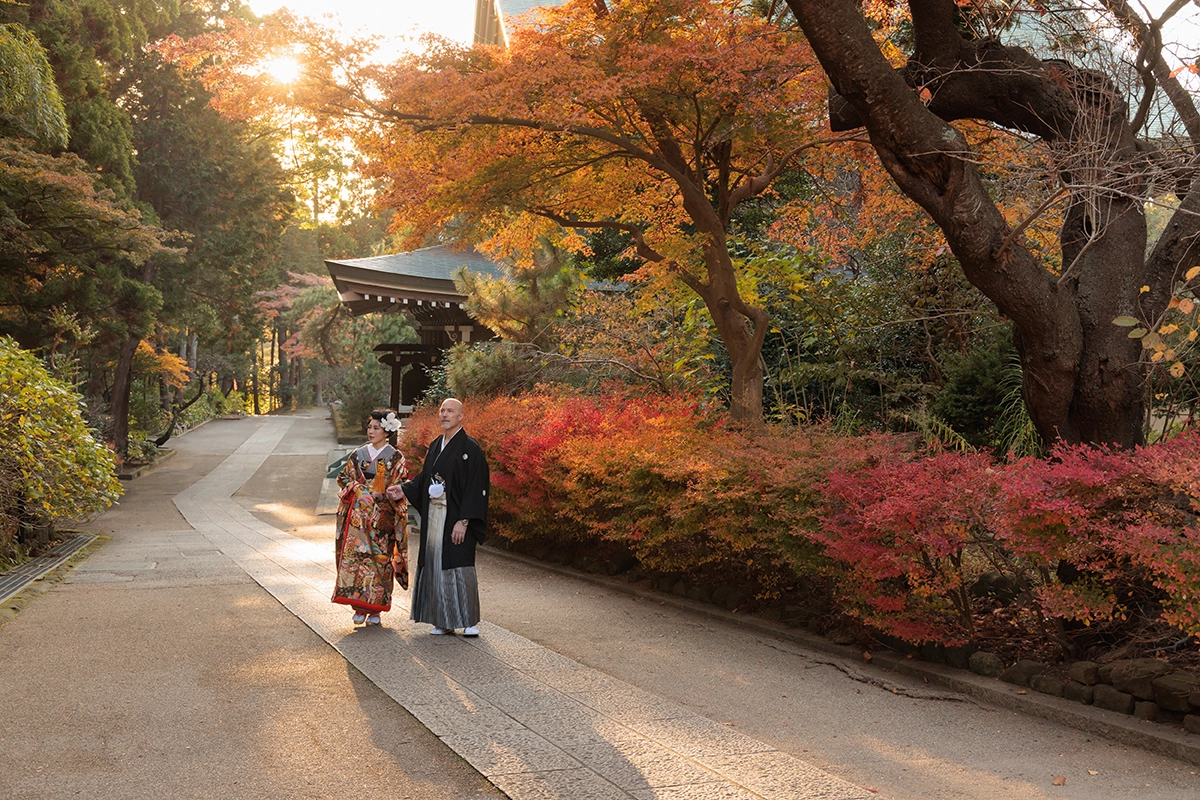 鎌倉・円覚寺の紅葉が彩る参道で撮影した和装前撮り写真