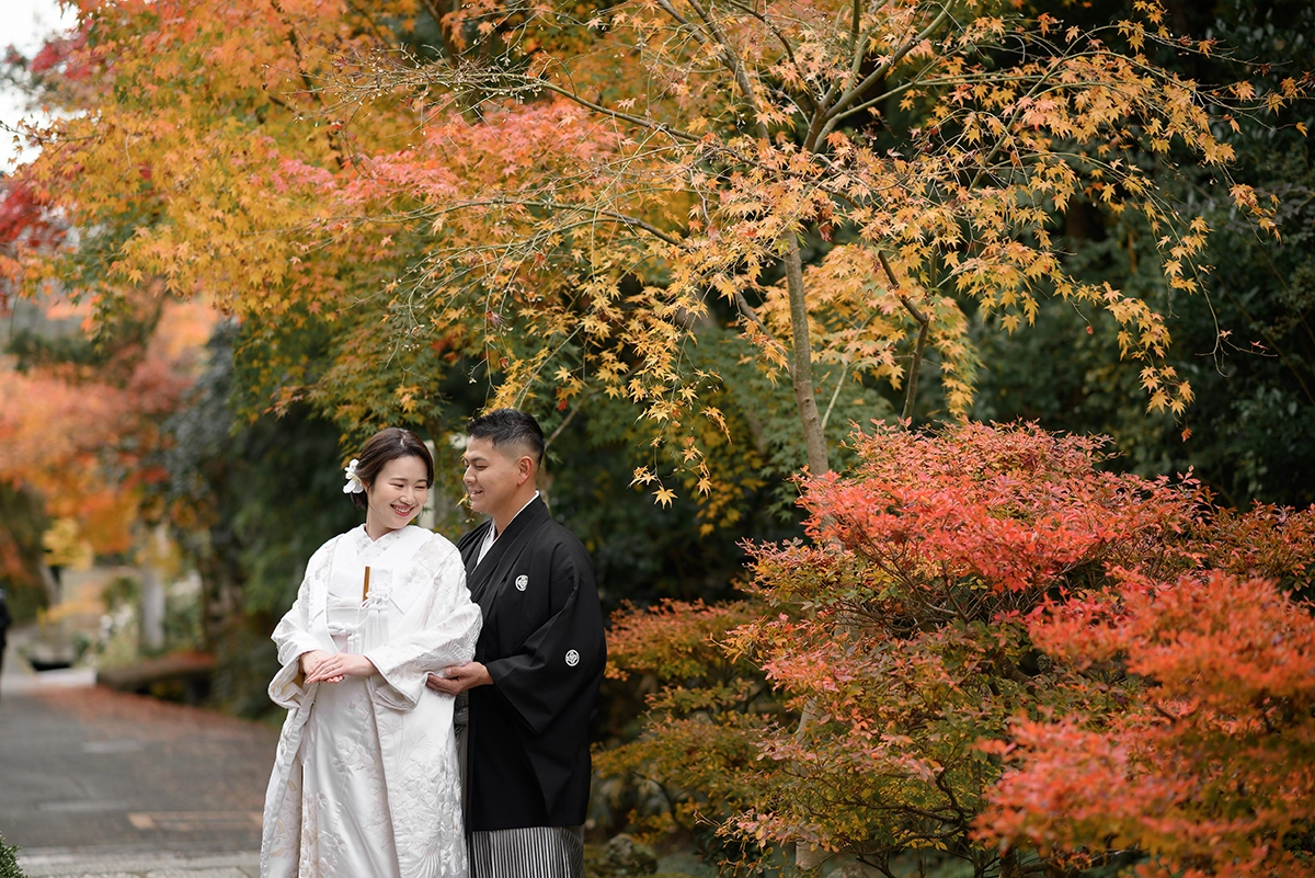 鎌倉・海蔵寺の紅葉が彩る参道で撮影した白無垢の和装前撮り写真