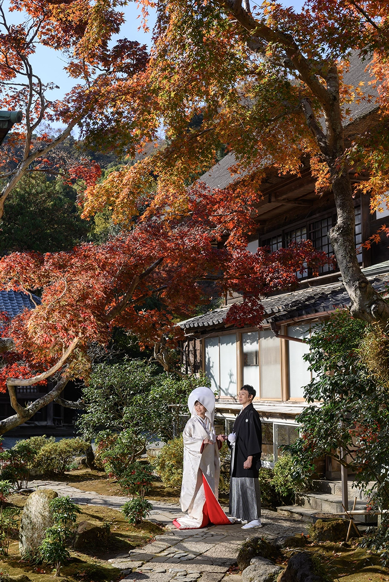 鎌倉・海蔵寺の庭園と紅葉を背景に撮影した白無垢の和装前撮り写真