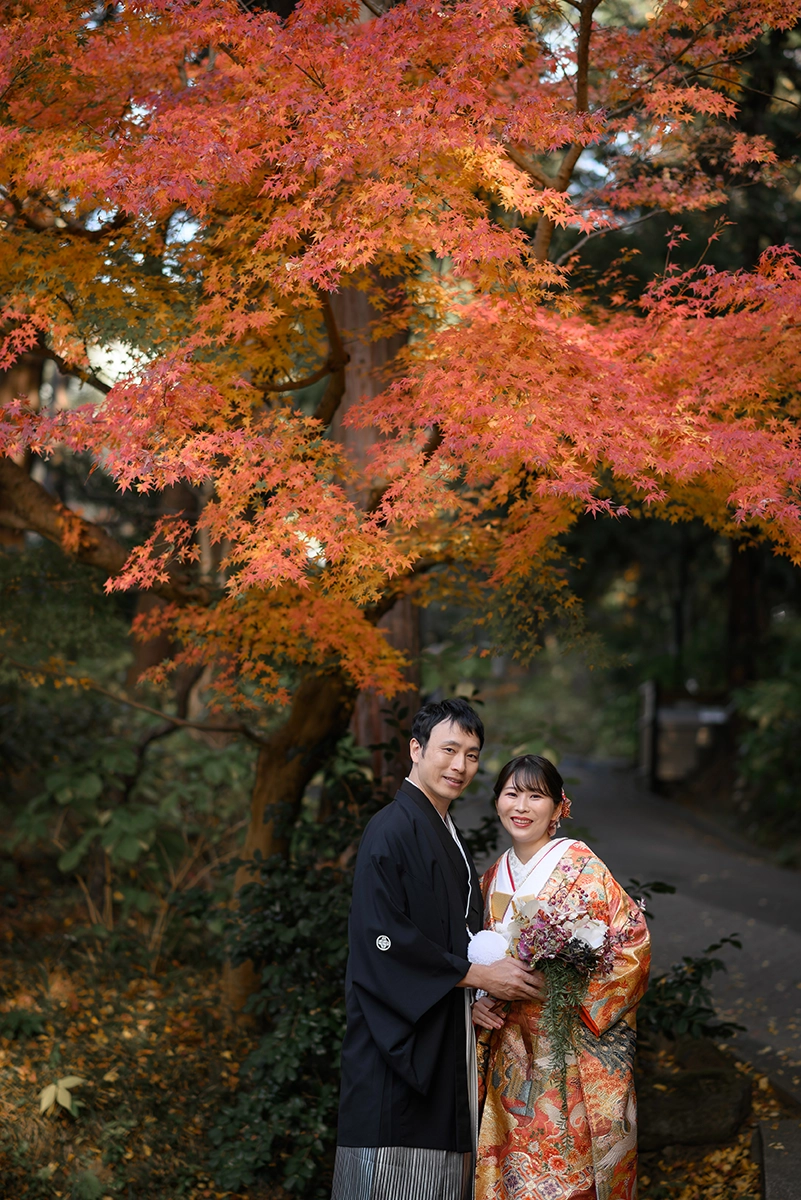 鎌倉・円覚寺の紅葉を背景に撮影した色打掛の和装前撮り写真