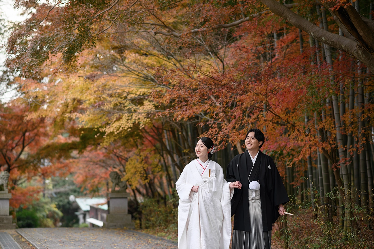 鎌倉・建長寺の竹林と紅葉に囲まれて撮影した和装前撮り写真