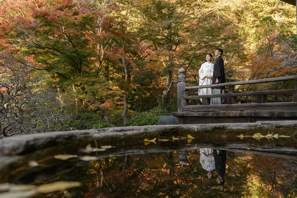 鎌倉・妙本寺の紅葉と水面のリフレクションが美しい和装前撮り写真