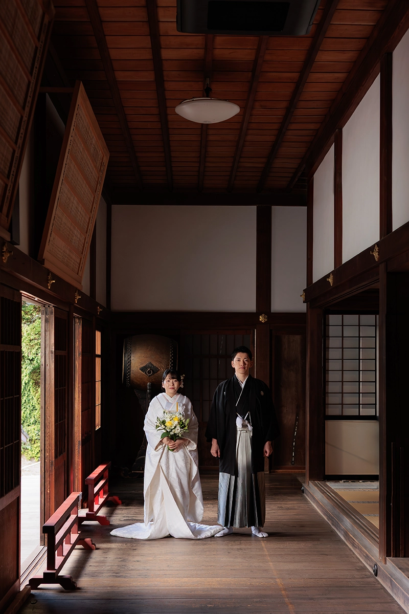 鎌倉・円覚寺の趣ある回廊で撮影した白無垢の和装前撮り写真