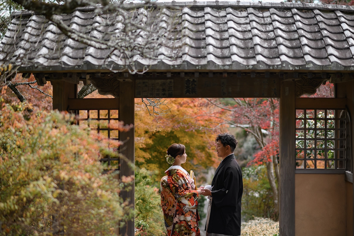 鎌倉・海蔵寺の山門越しに紅葉を背景に撮影した和装前撮り写真