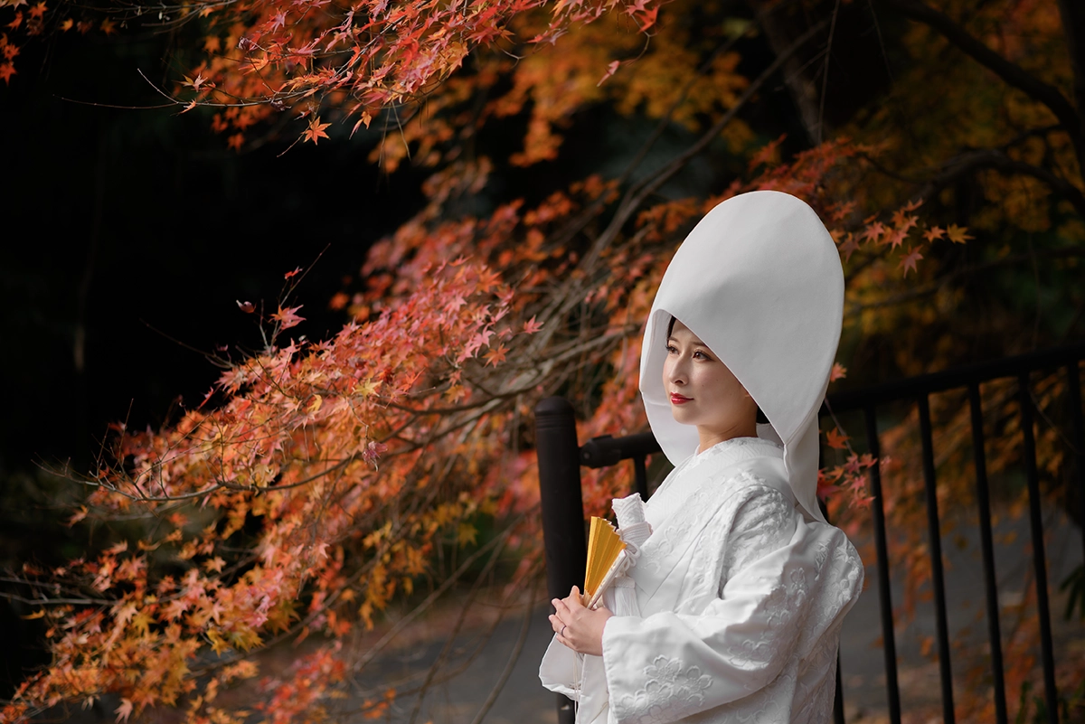 鎌倉・建長寺の紅葉を背景に撮影した白無垢の和装前撮り写真