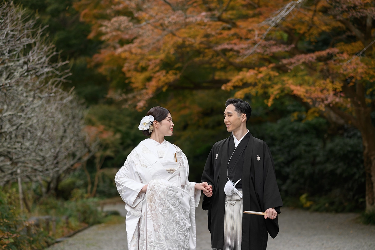 鎌倉・瑞泉寺の紅葉を背景に撮影した白無垢の和装前撮り写真