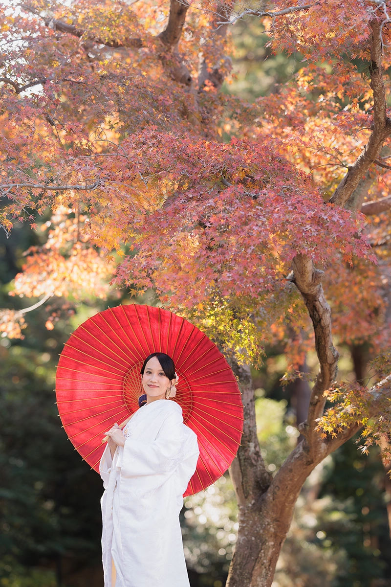 鎌倉・円覚寺の紅葉を背景に赤い和傘で撮影した白無垢の和装前撮り写真