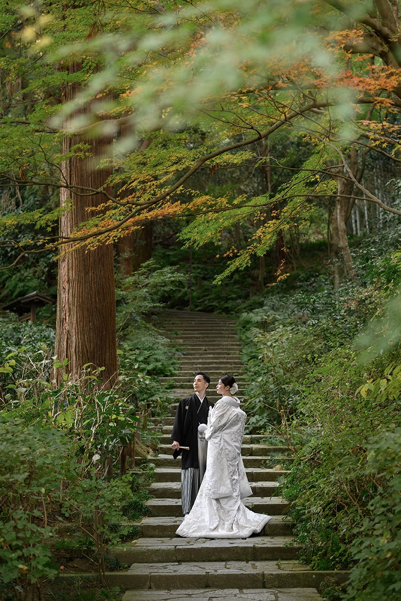 鎌倉・瑞泉寺の石段で撮影した白無垢の和装前撮り写真