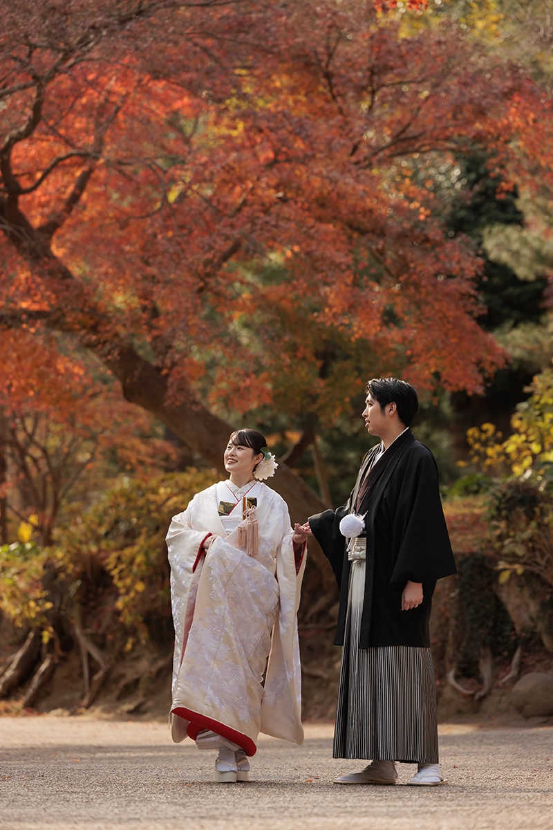 鎌倉・建長寺の紅葉に囲まれて歩く和装前撮り写真