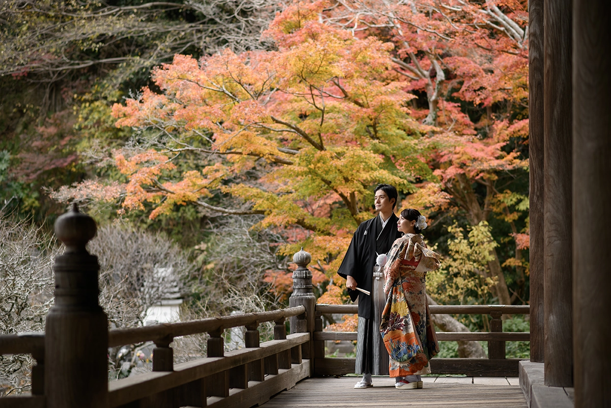 鎌倉・妙本寺の回廊から紅葉を望む和装前撮り写真