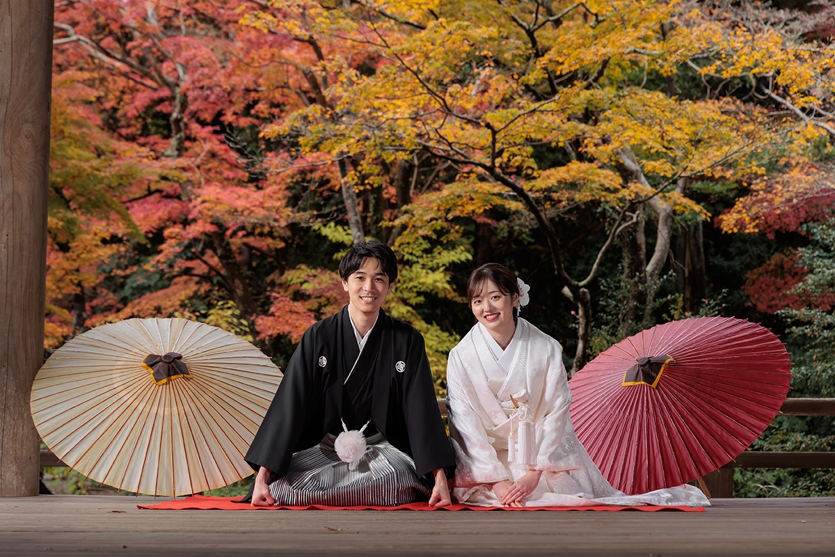 鎌倉・妙本寺の回廊で紅葉を背景に撮影した白無垢の和装前撮り写真