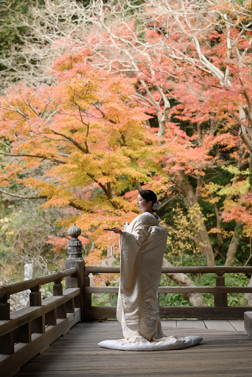鎌倉・妙本寺の回廊から紅葉を望む白無垢の和装前撮り写真