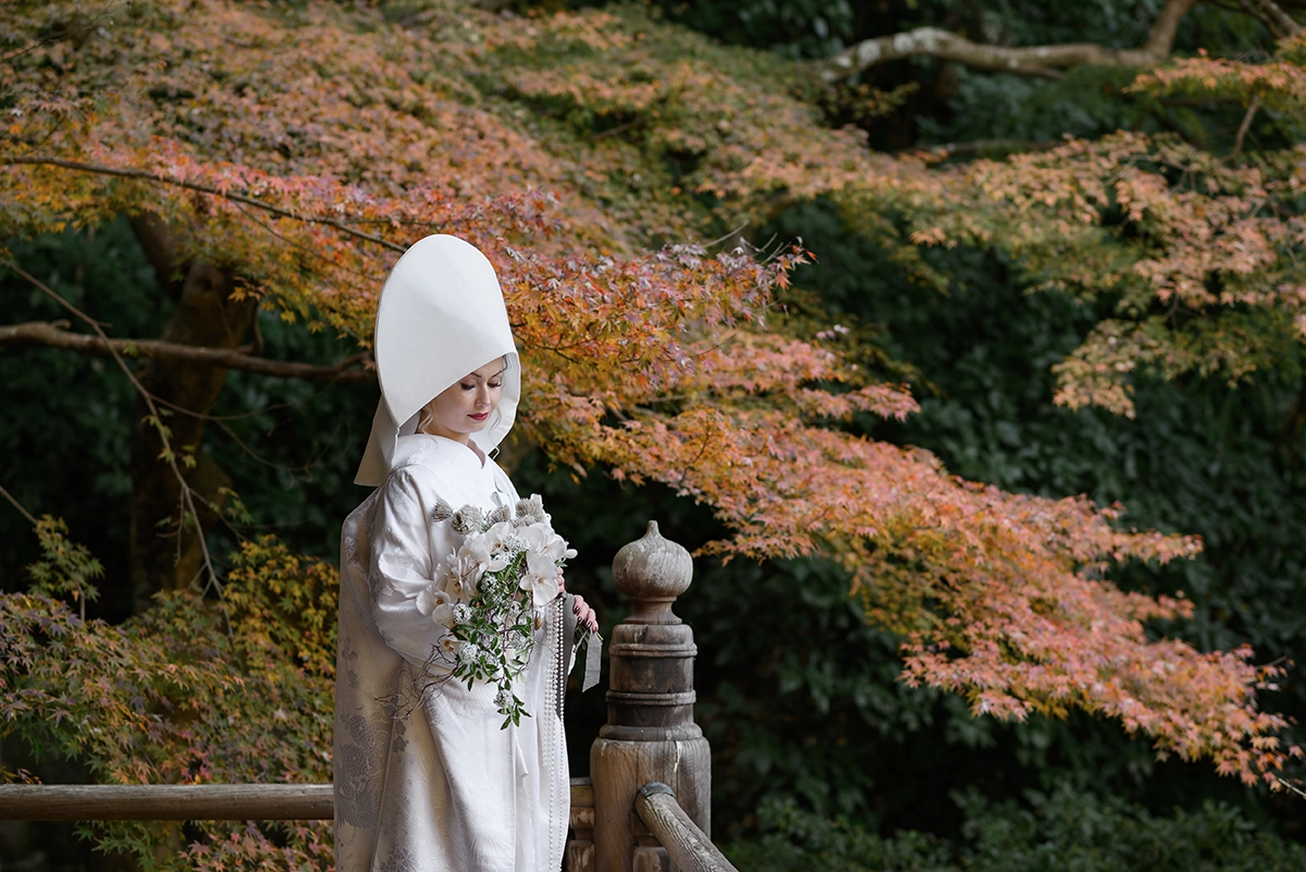 鎌倉の紅葉に囲まれた寺院で白無垢姿の花嫁を撮影した和装前撮り写真