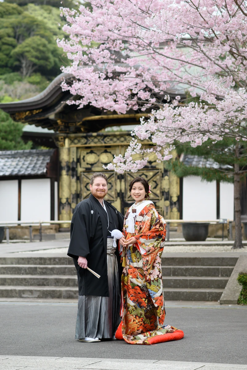 緑が美しい稲村ガ崎で。ブーケをもった洋装の新郎新婦