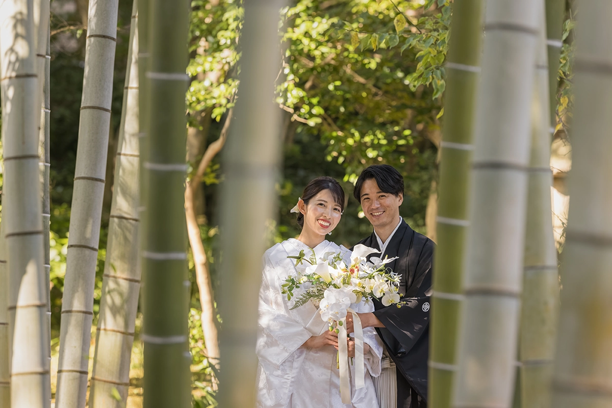 三溪園の竹林で白無垢と黒紋付姿の新郎新婦を撮影した和装前撮り写真