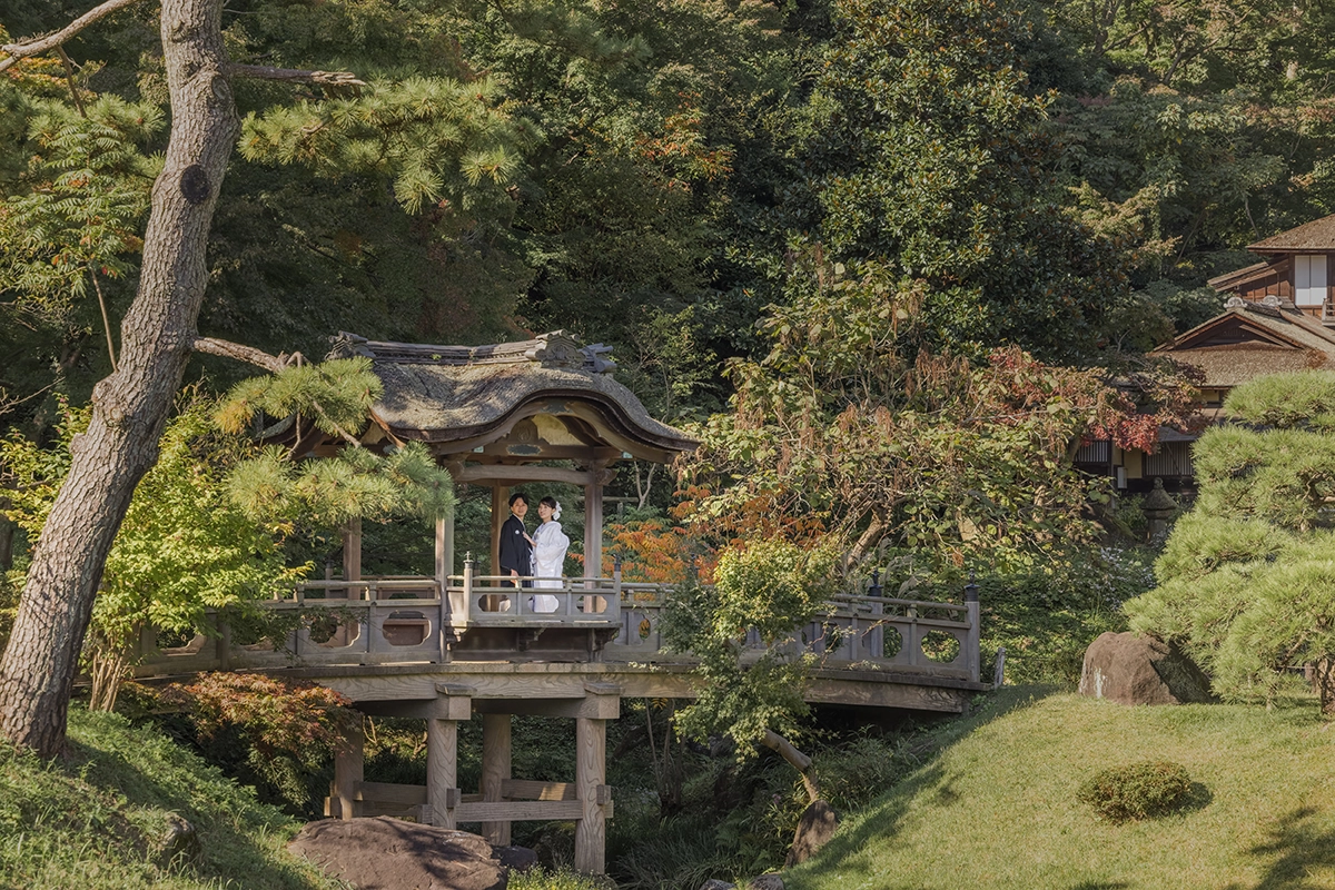 三溪園の橋で白無垢と黒紋付姿の新郎新婦を撮影した和装前撮り写真