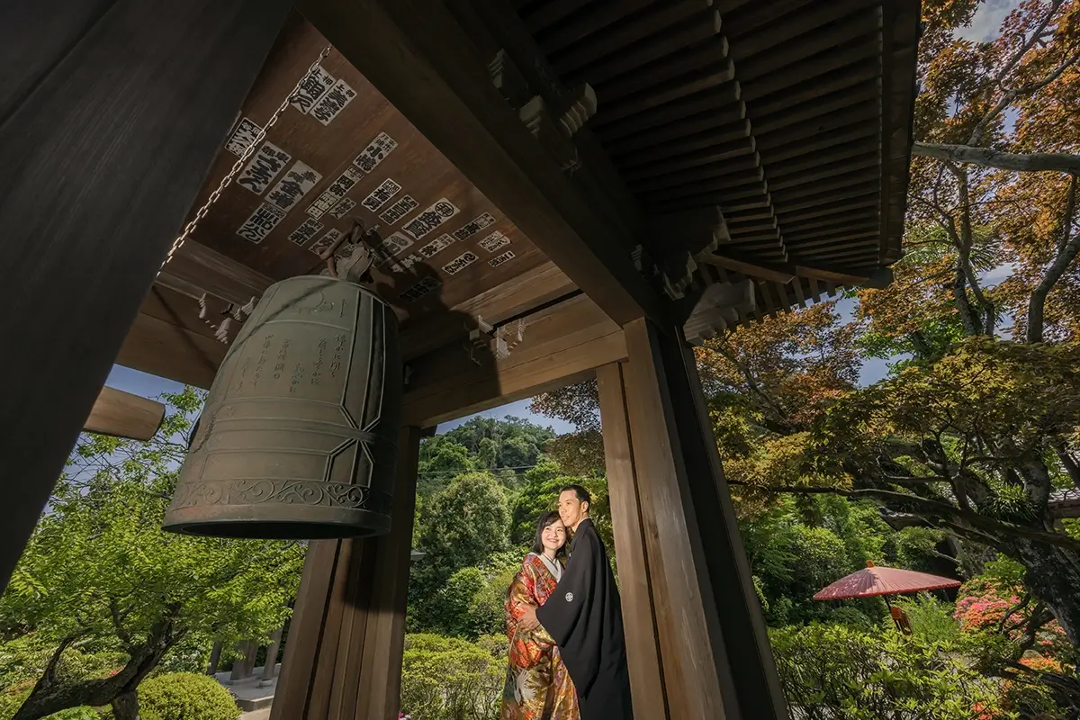 海蔵寺の鐘の下で着物姿の新郎新婦
