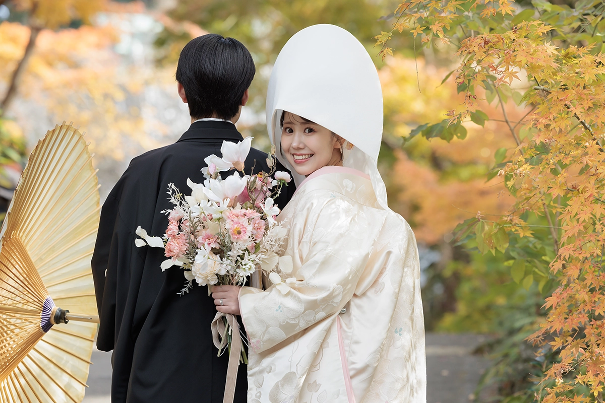 東京・旧古河邸の洋館内でウェディングドレスとタキシード姿の新郎新婦が撮影する洋装前撮り・フォトウェディング写真