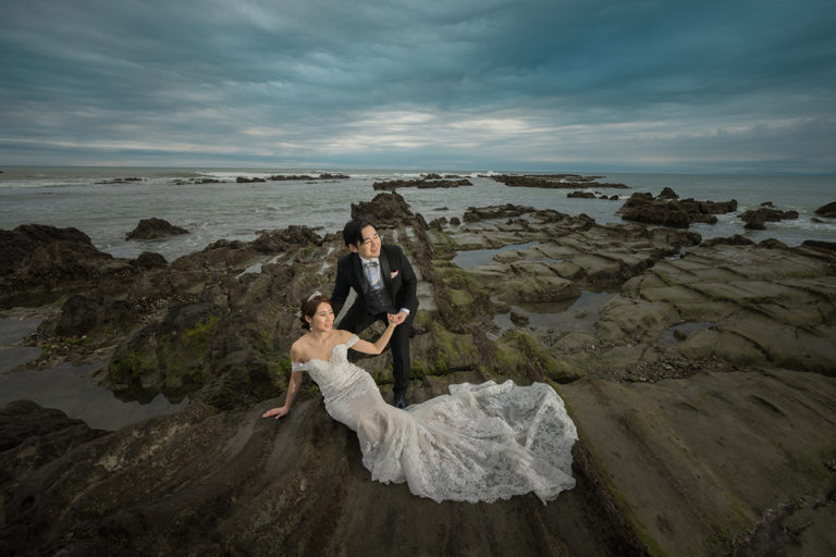 紋付き袴の新郎と白無垢綿帽子の新婦のお二人のお写真。背景の紅葉が美しい写真