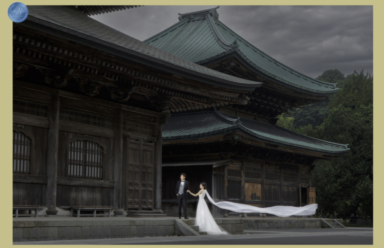 紅葉が見頃の鎌倉建長寺にて。微笑みが可愛らしい色打掛のご新婦のアップのカット