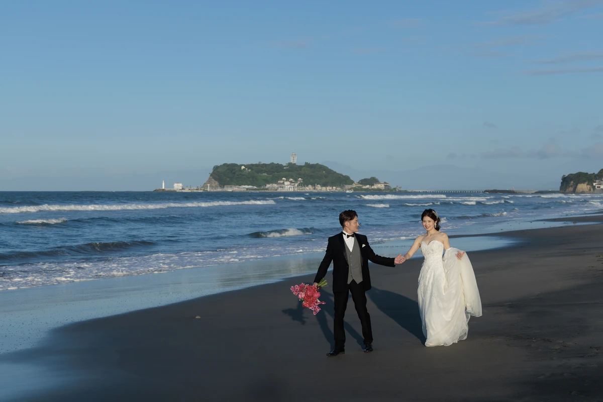 鎌倉・妙本寺の二天門前で白無垢姿の新婦と和装の新郎が紅葉に囲まれて佇むフォトウェディング・前撮り写真