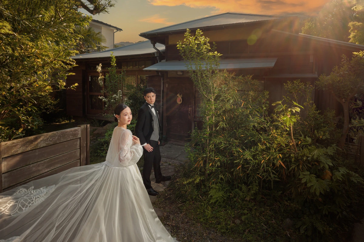 鎌倉・妙本寺の二天門前で白無垢姿の新婦と和装の新郎が紅葉に囲まれて佇むフォトウェディング・前撮り写真