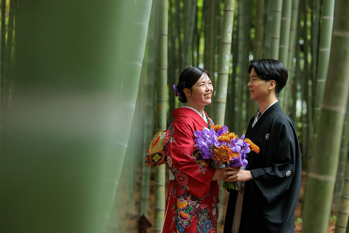 建長寺で振袖を着用した新婦と紋付袴を着た新郎が写る和装前撮り