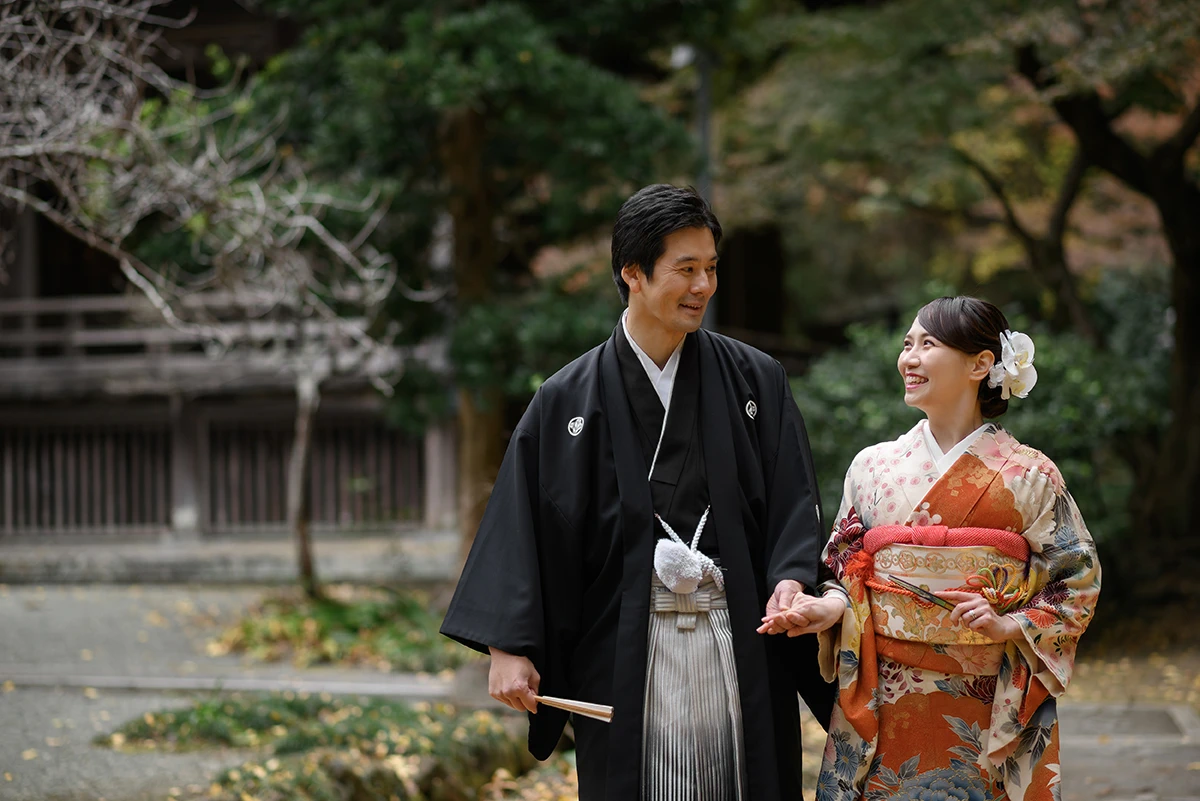 鎌倉・妙本寺で振袖を着た新婦と紋付袴を着た新郎が手をとって笑顔で写る和装前撮り