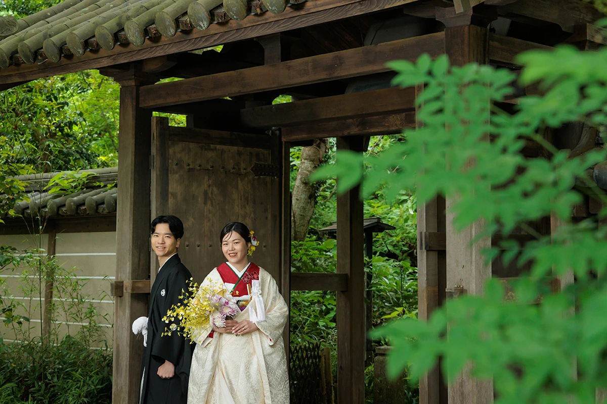 瑞泉寺で振袖に白無垢を合わせた新婦と紋付袴を着た新郎が写る和装前撮り