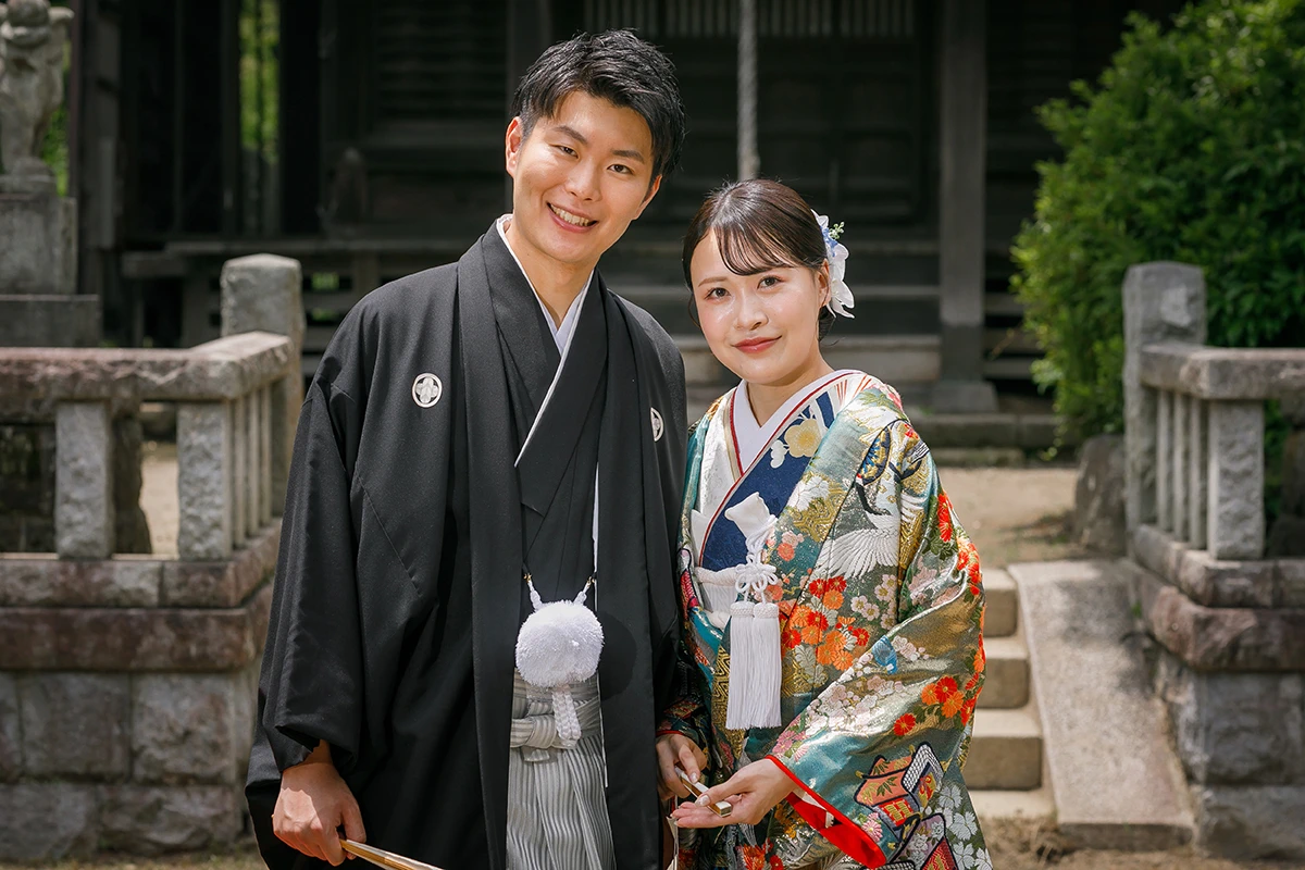 振袖に色打掛を合わせた新婦と紋付袴姿の新郎が写る和装ウェディングフォト