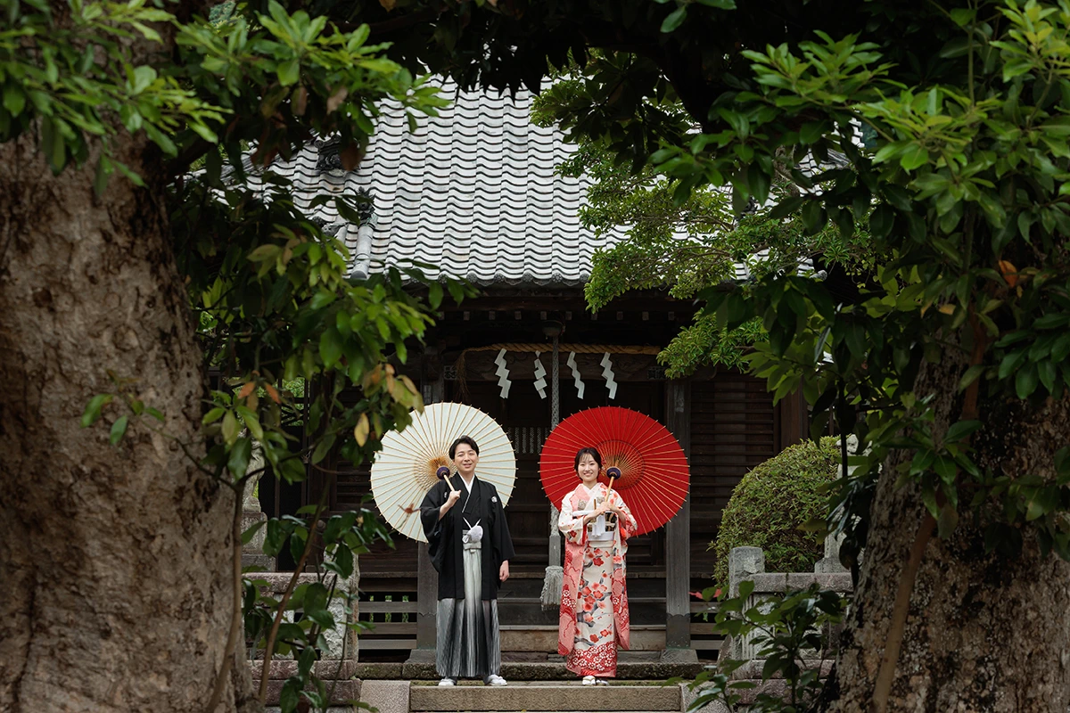 振袖を着た新婦と紋付袴の新郎が写る和装前撮り