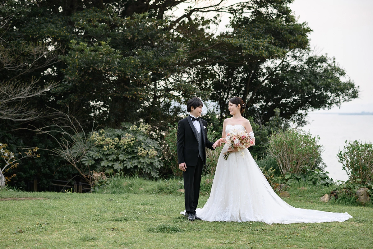 稲村ケ崎でウェディングドレスとタキシードを着用した新郎新婦が手を取って写る洋装前撮り