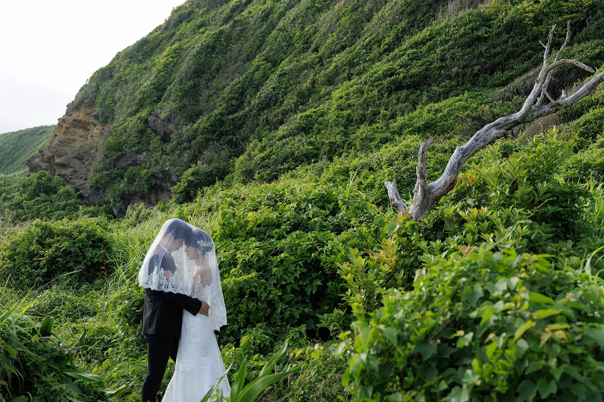 城ヶ島でウェディングドレスとタキシードを着用した新郎新婦がベールをかぶって写る洋装前撮り