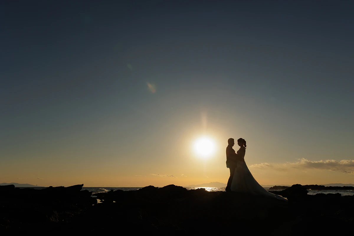 城ヶ島でウェディングドレスとタキシードを着用した新郎新婦が向かい合って写る洋装前撮り