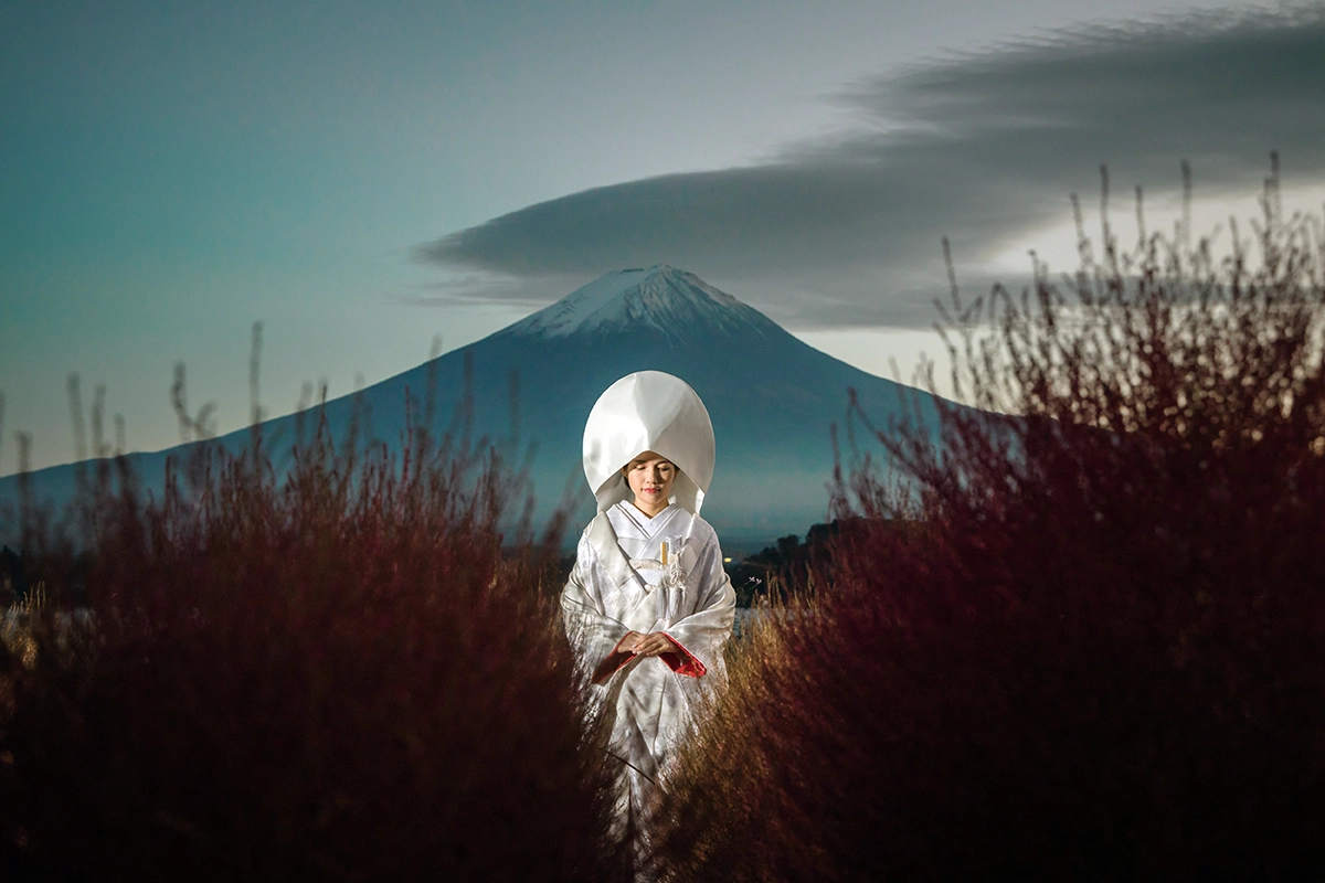 富士山を背景に白無垢で撮影する和装フォトウェディング
