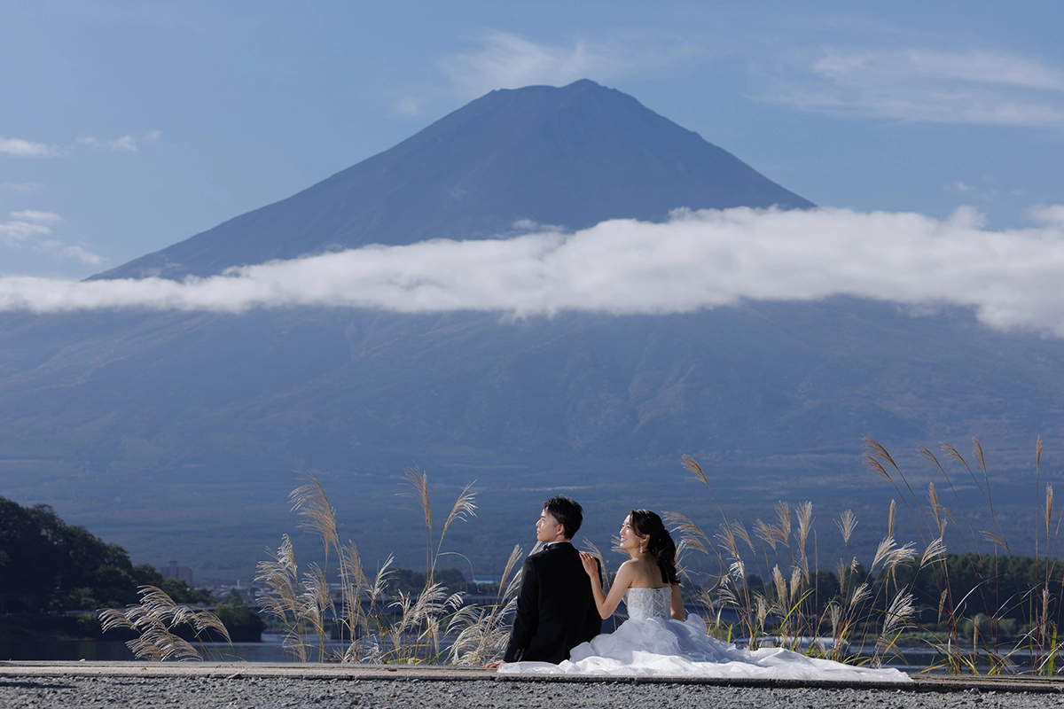 河口湖から望む富士山を背景にしたウェディングドレスのフォトウェディング