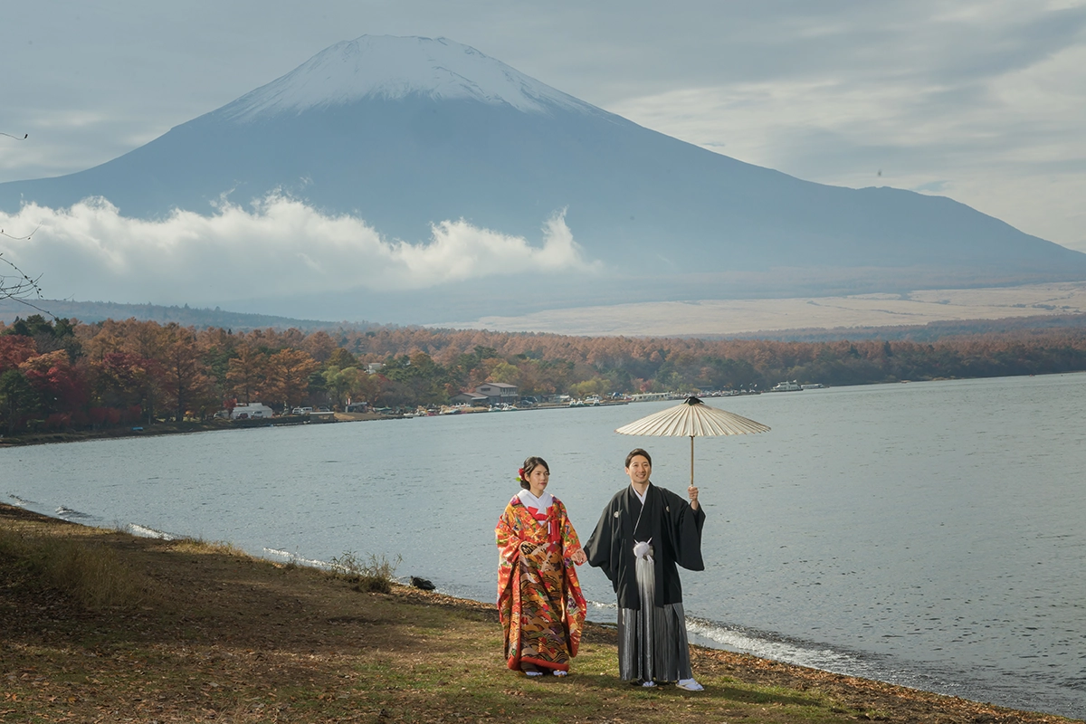 山中湖の紅葉と富士山を背景にした和装フォトウェディング