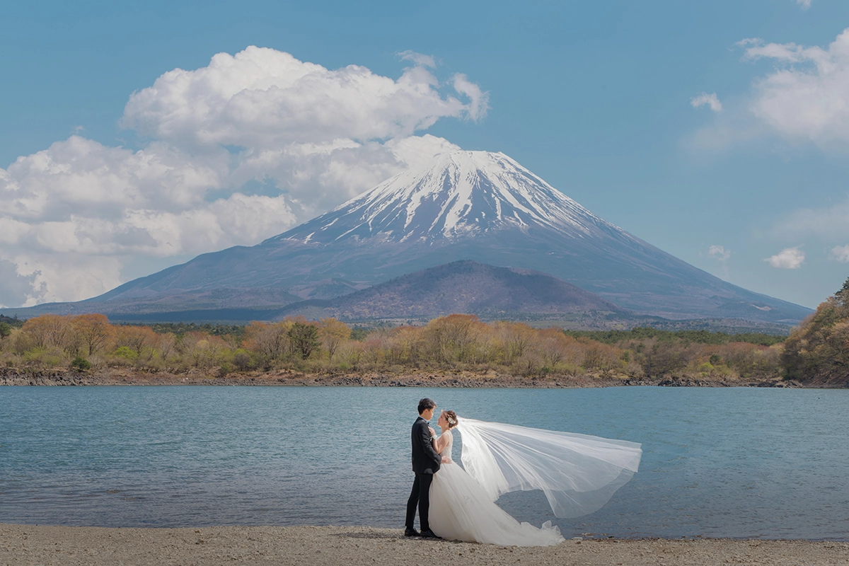 精進湖と富士山を背景にしたウェディングドレスのフォトウェディング