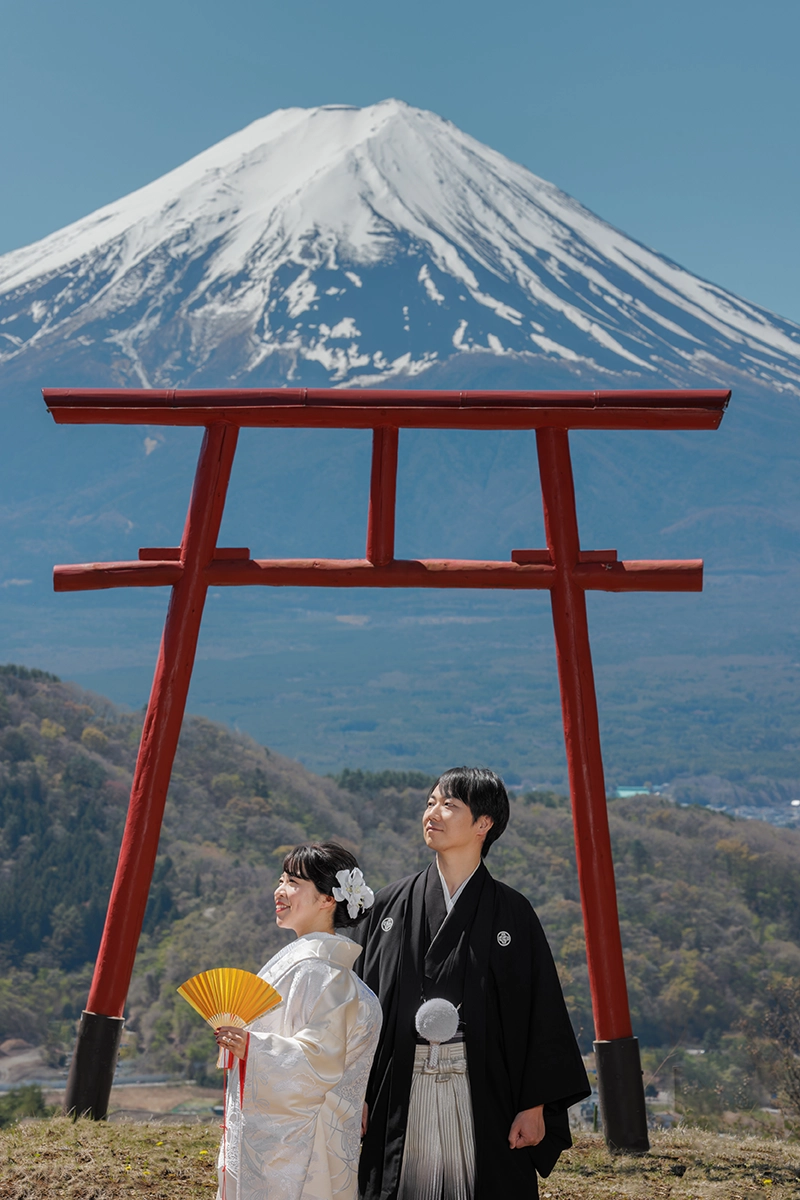 富士山遥拝所の鳥居と富士山を背景にした和装フォトウェディング