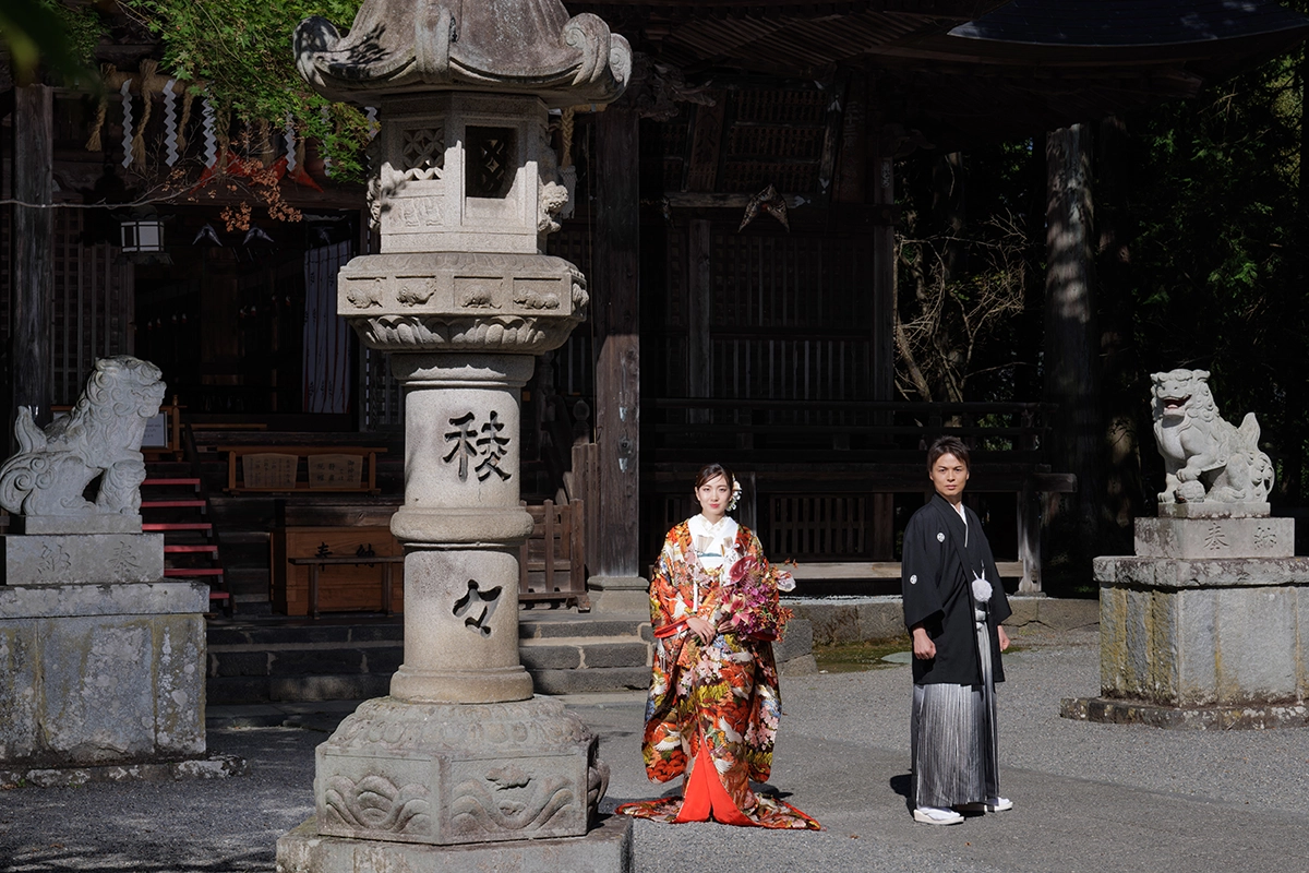 河口浅間神社で色打掛を着て撮影する和装フォトウェディング