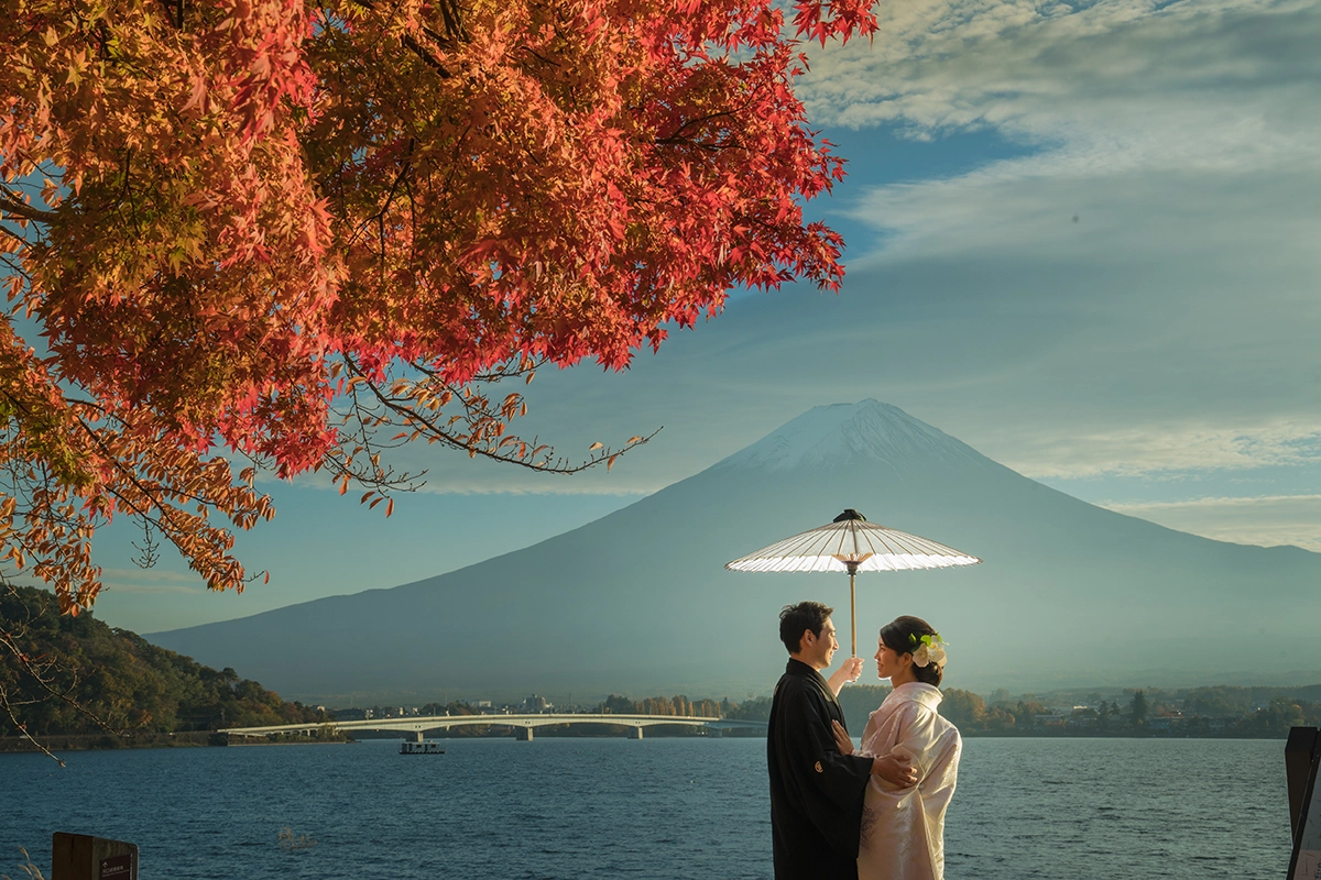 河口湖の紅葉と富士山を背景にした和装フォトウェディング