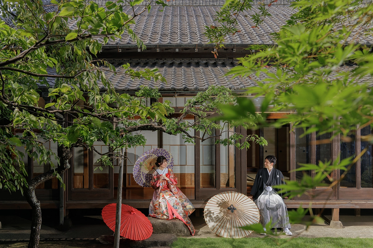 昭和の家の日本庭園と縁側で撮影した色打掛と紋付袴の和装ウェディングフォト