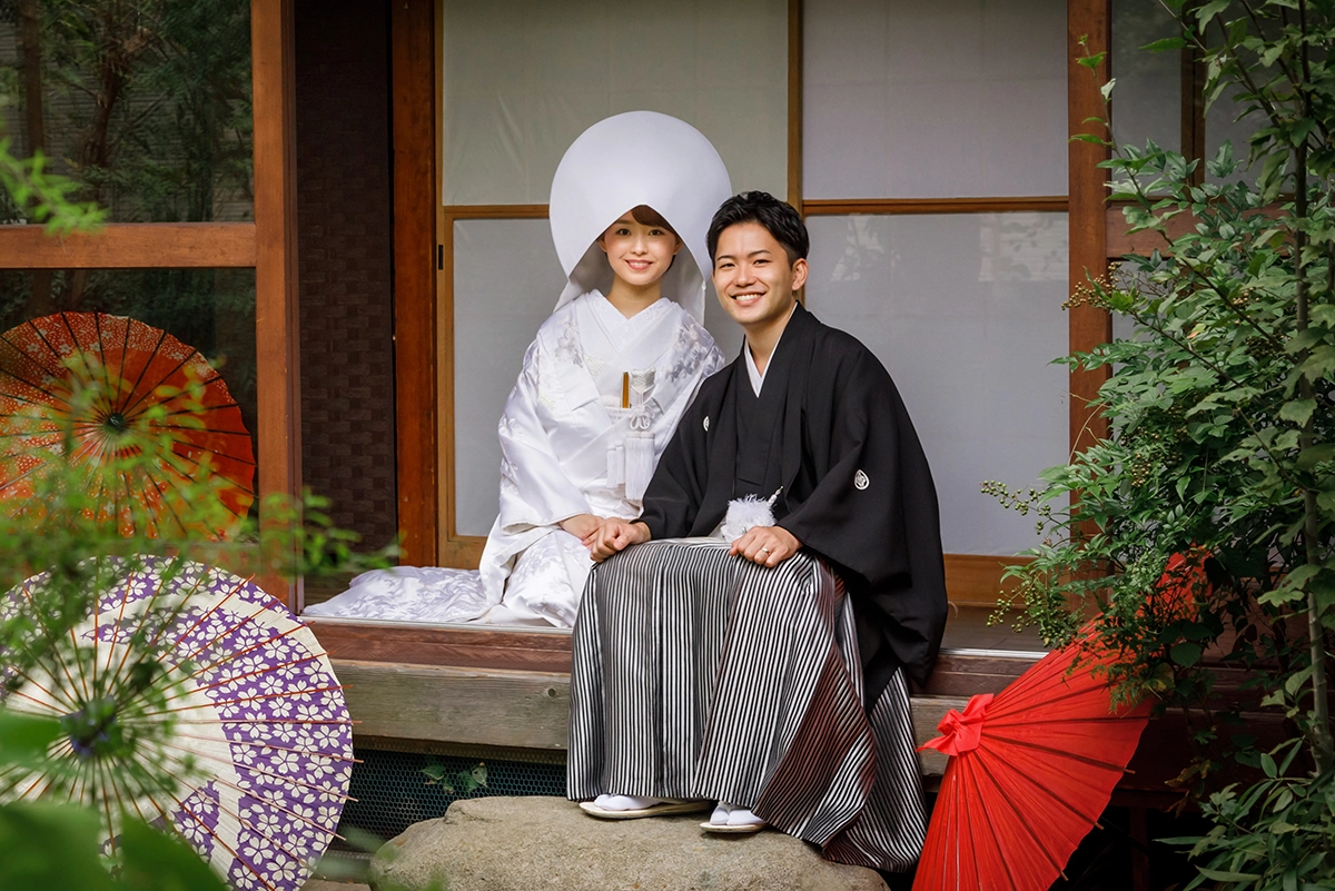 雪柳の横で着物姿の男女