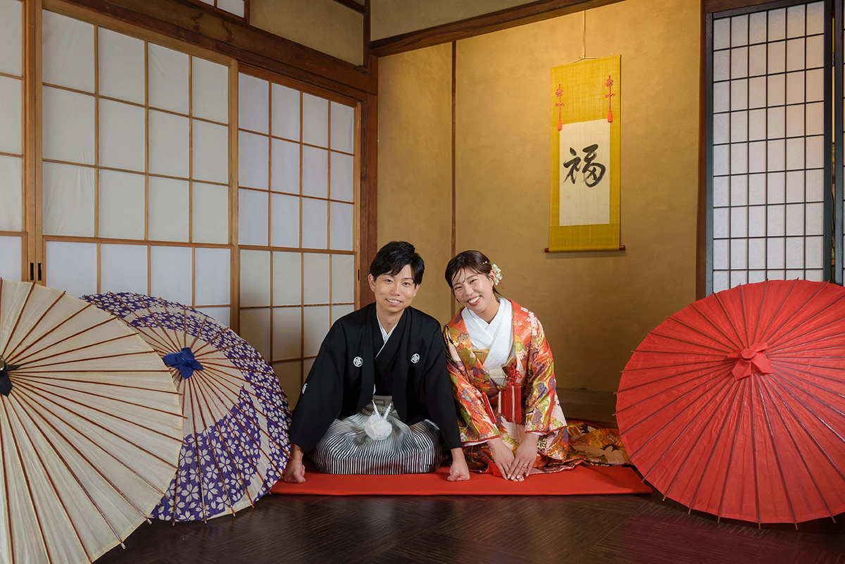 海蔵寺の鐘の下で着物姿の新郎新婦