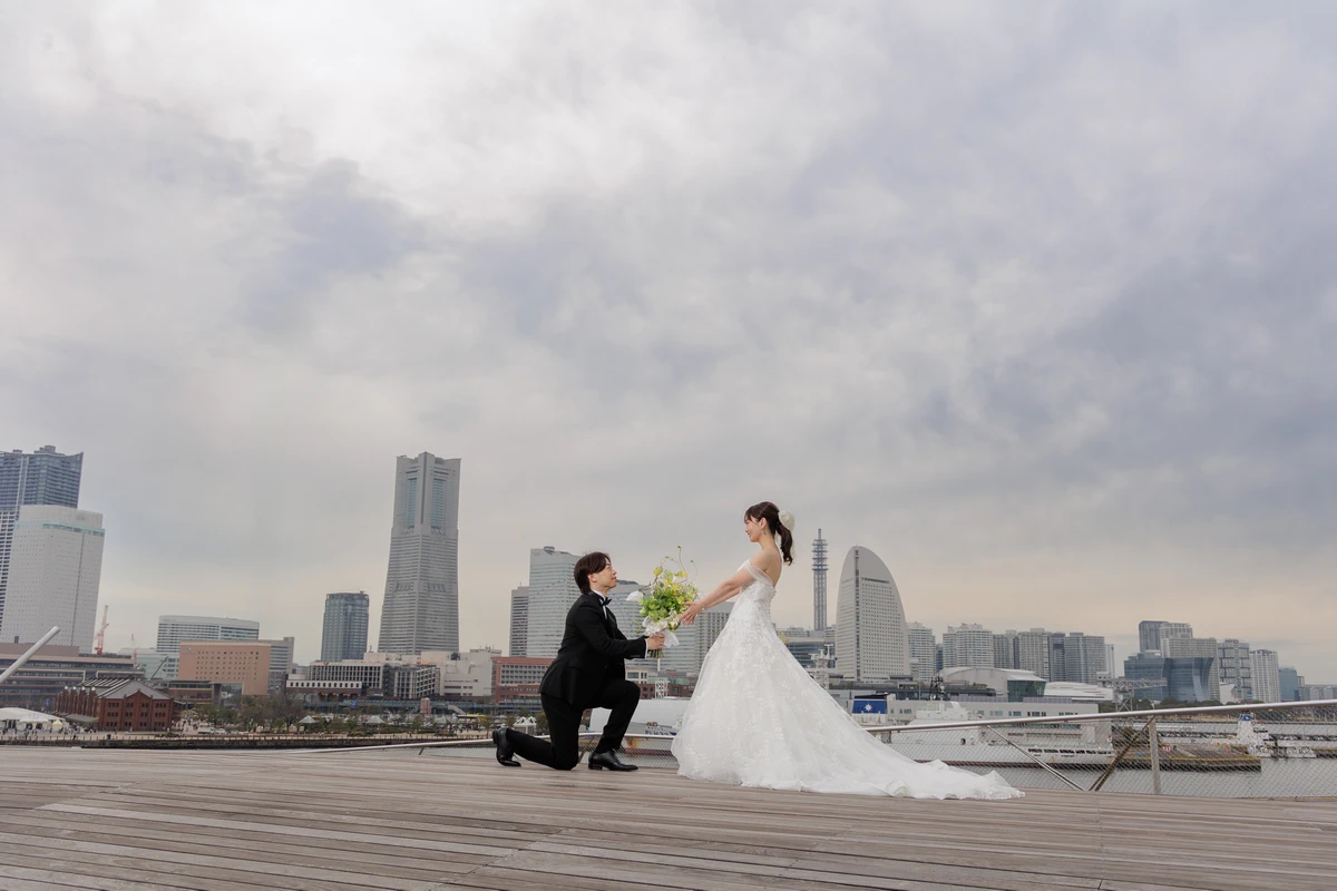 東京・旧古河邸の洋館内でウェディングドレスとタキシード姿の新郎新婦が撮影する洋装前撮り・フォトウェディング写真