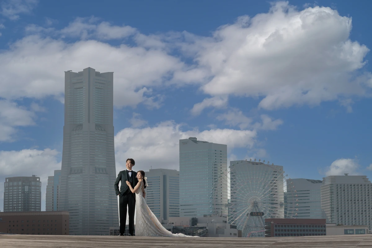 鎌倉・妙本寺の二天門前で白無垢姿の新婦と和装の新郎が紅葉に囲まれて佇むフォトウェディング・前撮り写真