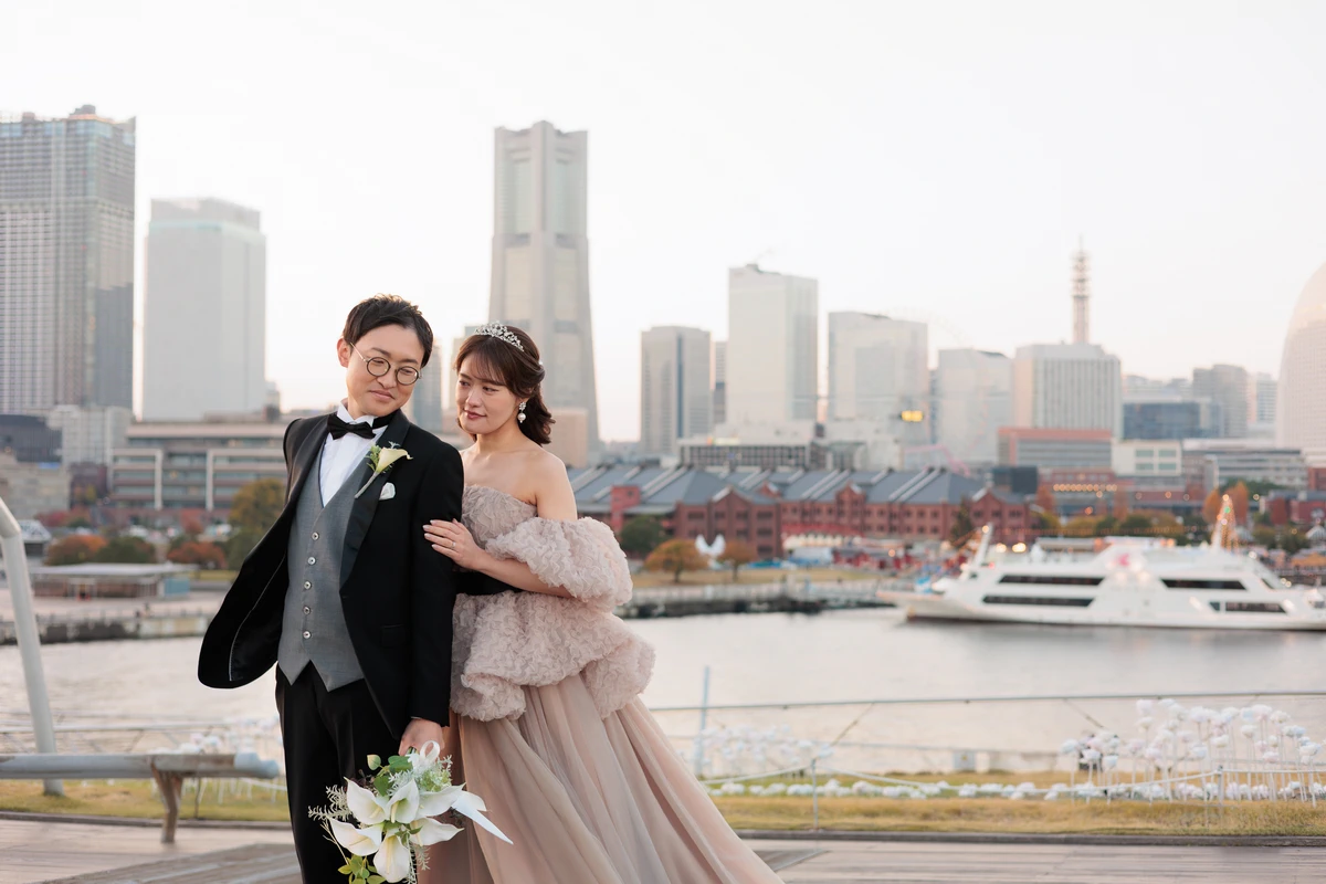 東京・旧古河邸の洋館内でウェディングドレスとタキシード姿の新郎新婦が撮影する洋装前撮り・フォトウェディング写真